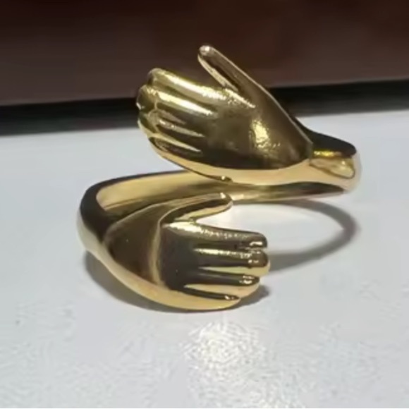 Retro Hand Hug Gold Ring - Picture 4 of 5